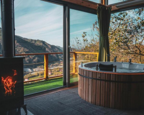 Pavri suit bungalov